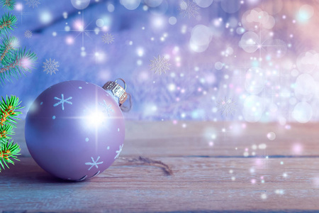 圣诞树玩具球特写在木桌上，模糊背景新年和圣诞节背景