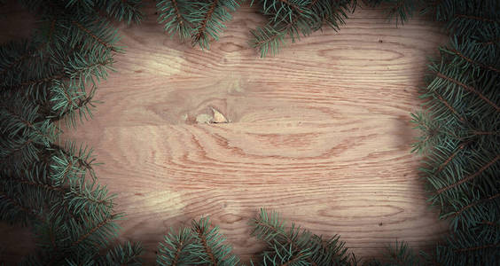 木制背景下的传统绿色圣诞花环