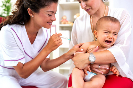 接受疫苗注射的小男孩脸上带着不赞成的表情
