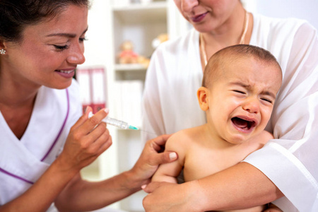 婴儿对疫苗注射有戏剧性的反对要求母亲注意