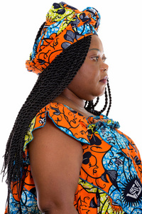 配置文件视图的脂肪黑色非洲女人穿着传统的血块