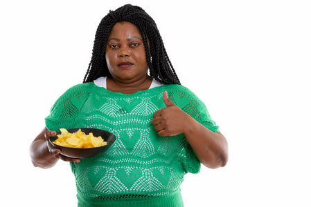 工作室拍摄的胖黑色非洲女人抱着碗土豆 ch