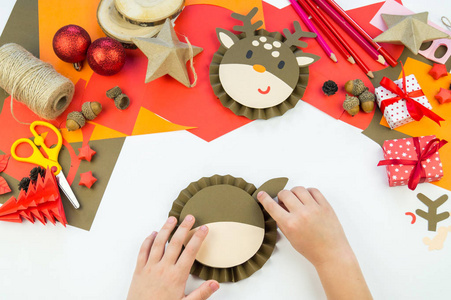 婴儿用纸做鹿。 圣诞工艺品装饰家居装饰。 孩子的创造力。