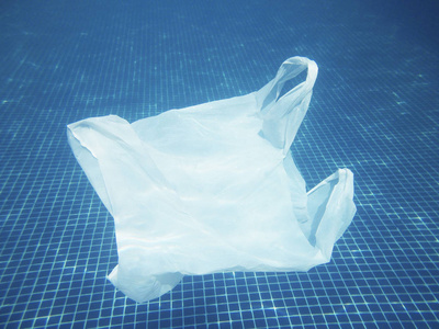 塑料袋漂浮在水中。 污染的环境。 回收垃圾