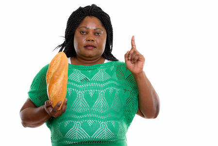 工作室拍摄的胖黑色非洲女人拿着面包和转折点
