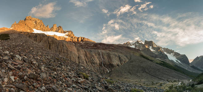 第一个早晨的光线在CerroCastillo山上