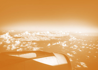 通过飞机窗口看到的天空和云彩