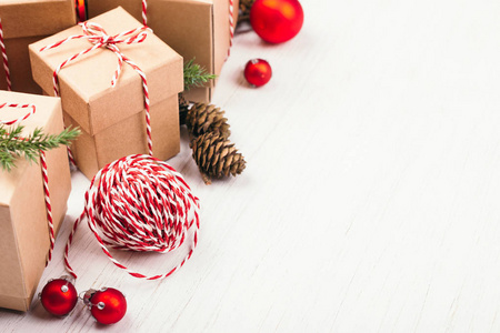 圣诞礼品盒收藏与 evergreenes 和红色圣诞球