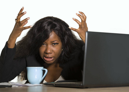 年轻的沮丧和不知所措的黑人非裔美国商务女性在办公室电脑桌工作沮丧，感到沮丧和过度劳累，承受压力和焦虑问题