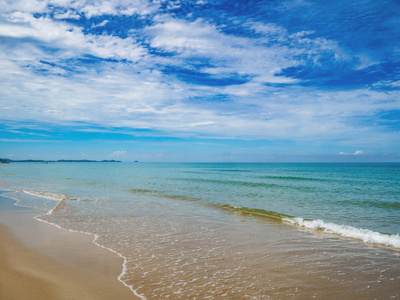 热带田园的海洋蓝天和美丽的海滩在度假时间假日海滩夏季概念。