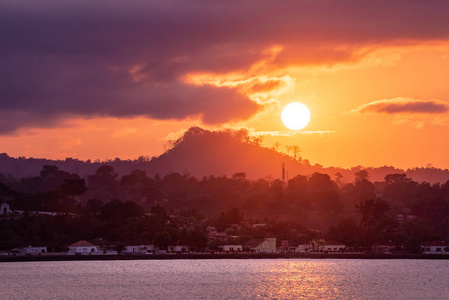 日落越过索托梅自然景观的SOTOM和原理。 山就像皮科科格兰德。 前往索托梅和公国。 几内亚湾美丽的天堂岛。 葡萄牙的前殖民地