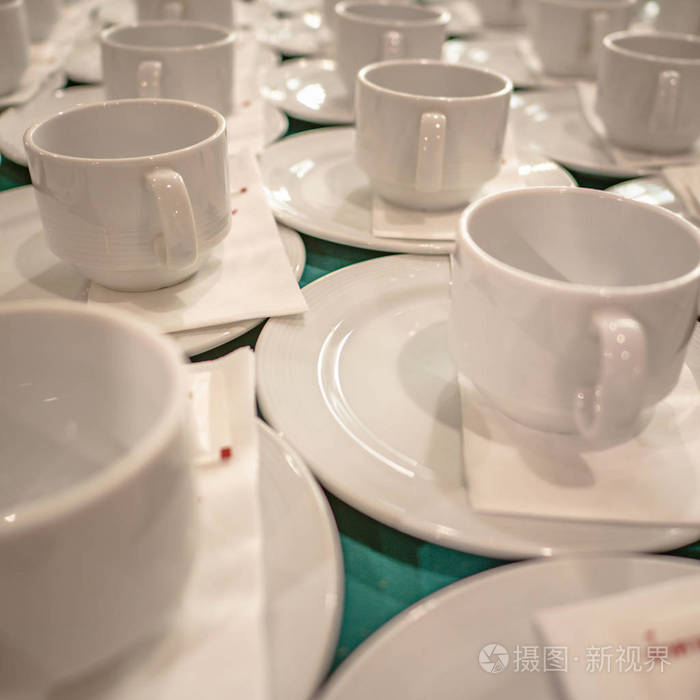 在会议室大厅或研讨会的桌子上关上很多白色杯子