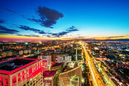 高楼大厦和高架桥在金融区的城市夜景北京中国。