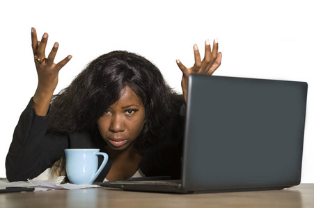 年轻的沮丧和不知所措的黑人非裔美国商务女性在办公室电脑桌工作沮丧，感到沮丧和过度劳累，承受压力和焦虑问题