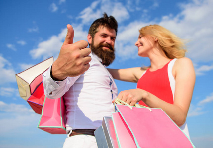 幸福的妻子满意的购买.他知道如何使她快乐.