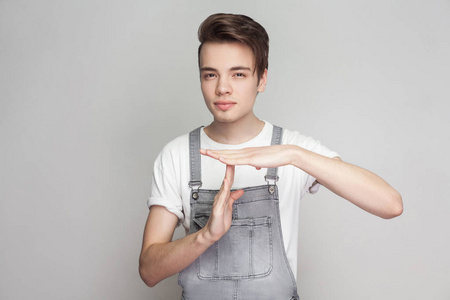 年轻男子推手势图片