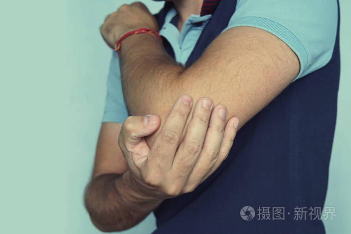 肘骨骨折受伤手臂疼痛的男性