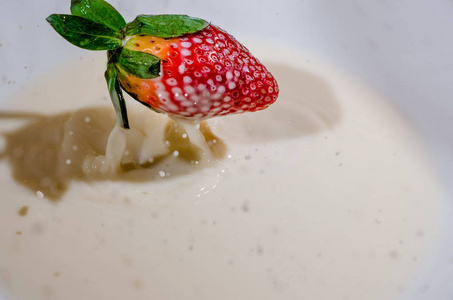 草莓滴在一勺牛奶里图片
