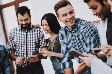 年轻人.不同的民族.设计师们.年轻的专家.讨论.头脑风暴.设计工作室.