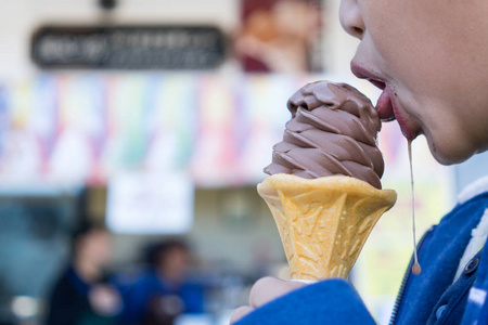 手拿冰淇淋男孩手拿着冰淇淋蛋筒吃照片