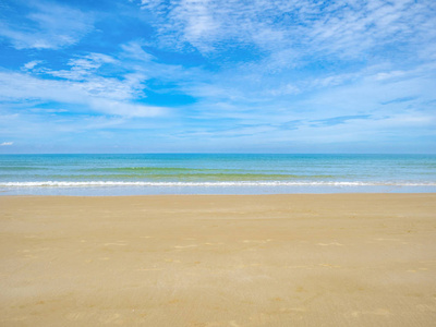 热带田园海洋蓝天和美丽的海滩在度假时间，假日海滩，夏季概念。泰兰