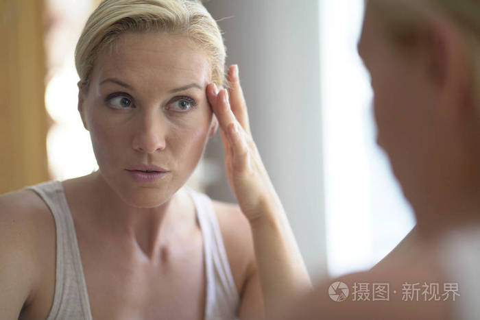 40岁的女人照镜子看她的脸