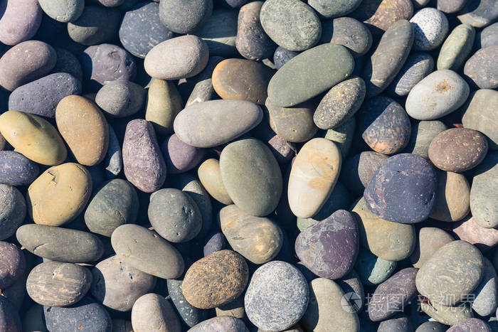 河水中光滑的彩色河石