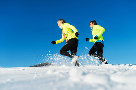 资深夫妇跑步在冬天自然。复制空间