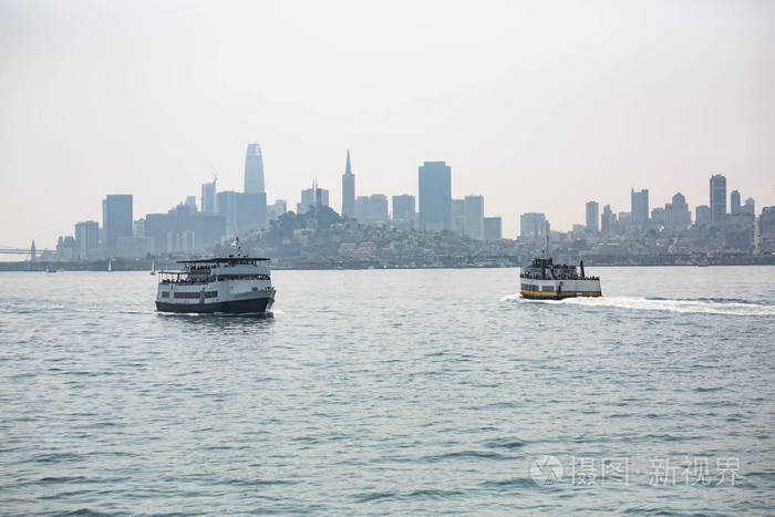 旧金山海湾阿尔卡特兹岛附近的旅游渡船在朦胧的夏日拍摄