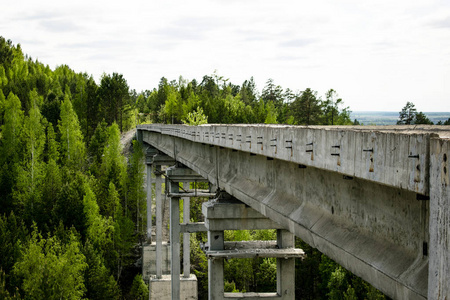未完成的废弃铁路桥