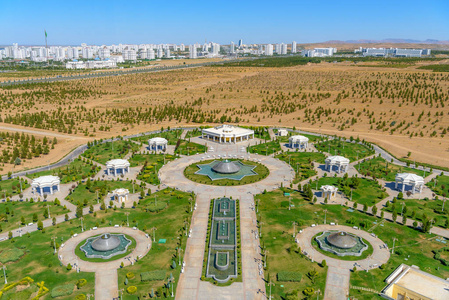 阿什哈巴德土库曼斯坦城市风景优美的建筑和公园天际线，首都土库曼斯坦首都在中亚