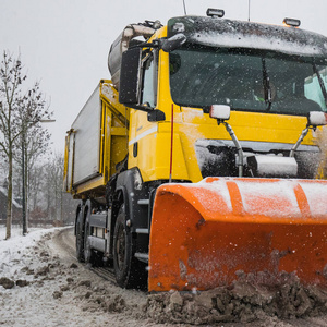 在冬天，雪片将雪从结冰的道路上移除