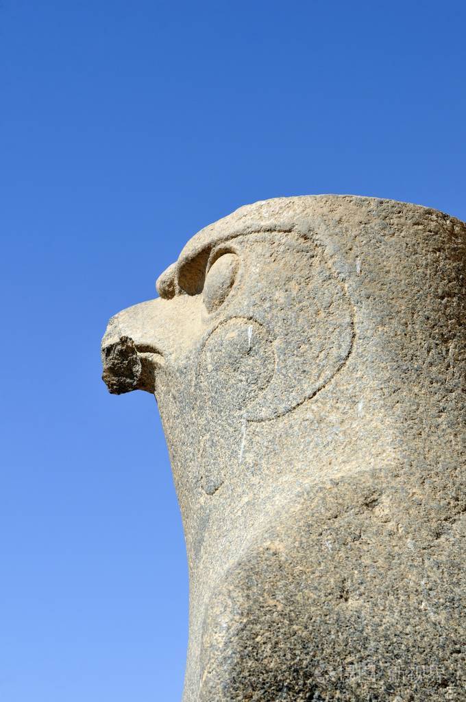 鹰头神霍鲁斯雕像在托勒密教寺爱德福埃及非洲