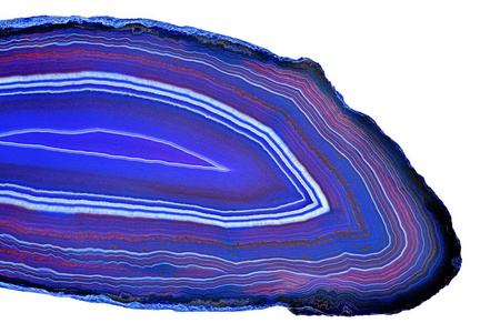 惊人的彩色蓝色玛瑙晶体截面隔离在白色背景。 天然半透明玛瑙水晶表面蓝色抽象结构切片矿物石宏观特写