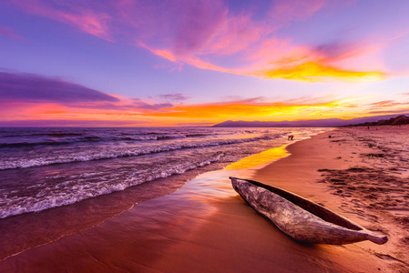 马拉维湖日落在坎德海滩，非洲独木舟在海滩上，宁静的海滩，假日，美丽的日落，颜色，蓝色，紫色，橙色，天空，云