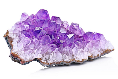 紫晶石宏观矿物。 乌拉圭白色背景的紫色粗糙紫晶石英晶