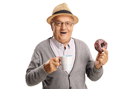 一个成熟的人拿着杯子和一个在白色背景上孤立的甜甜圈