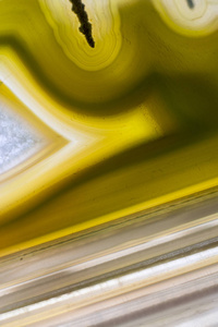 封闭天然黄色玛瑙晶体表面黄色玛瑙晶体截面。 抽象背景纹理。