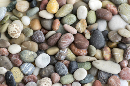小的五颜六色的鹅卵石背景简单的石头白天各种颜色
