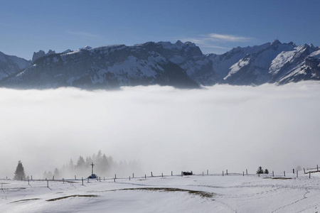 阿尔普斯坦马西夫的风景与山脉牧场雪阿尔普斯坦范围瑞士阿尔卑斯山瑞士欧洲