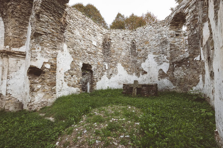 斯洛伐克早秋废弃的旧教堂废墟，有红砖和石头