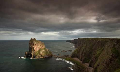 苏格兰，英国，欧洲，多坎斯比海上的岩石风景