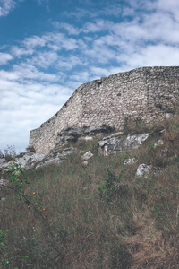 斯洛伐克悬崖上废弃的古堡废墟，砖石建筑细节