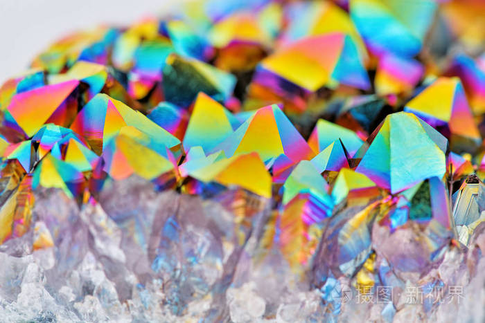 惊人的彩色闪烁紫水晶石英彩虹钛光环水晶团特写与浅场深隔离在白色