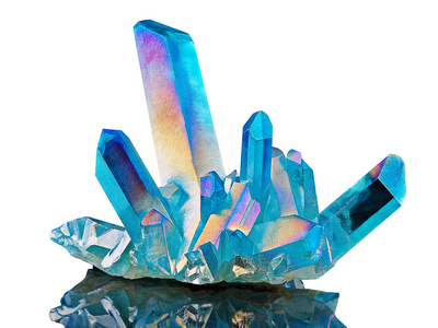 彩色光环惊人的彩色石英彩虹火焰蓝色水光光环水晶团特写宏观隔离在