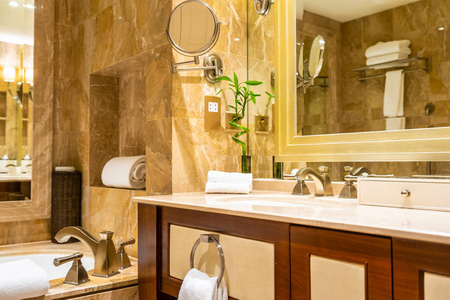 浴室内部漂亮的豪华水龙头和水槽装饰