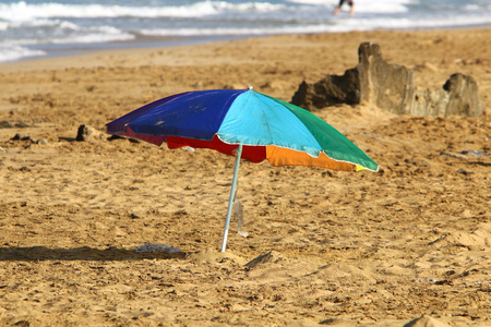 地中海海滩上的雨伞