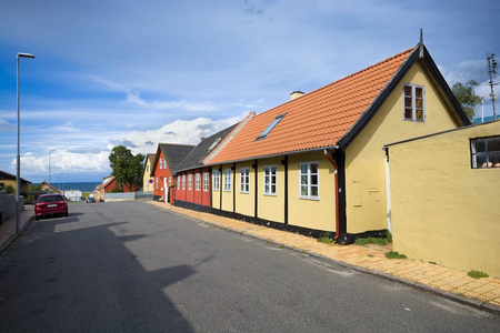 传统的五颜六色的半木制的房子在街道上，通向丹麦的哈斯莱伯霍尔姆港