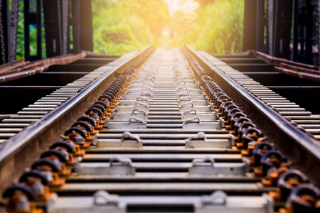 钢桥铁路轨道具有选择性聚焦。 火车运输。