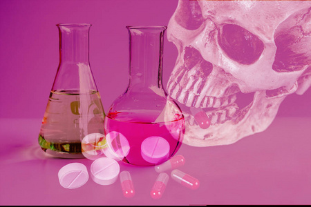 双曝光颅骨和实验室玻璃器皿或试管。 科学概念。